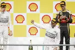 Foto zur News: Lewis Hamilton (Mercedes), Nico Rosberg (Mercedes) und Romain Grosjean (Lotus)