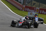 Foto zur News: Fernando Alonso (McLaren) und Felipe Nasr (Sauber)