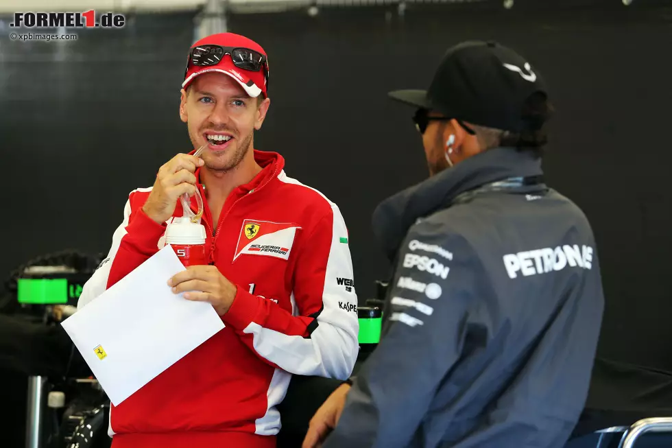 Foto zur News: Sebastian Vettel (Ferrari) und Lewis Hamilton (Mercedes)