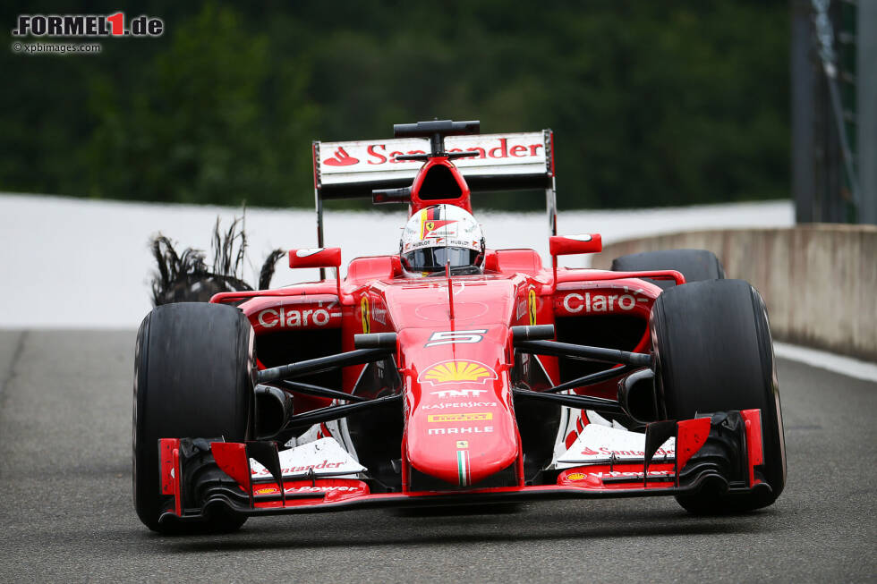 Foto zur News: Das hätte böse enden können: Sebastian Vettels Reifen platzte ohne Vorwarnung