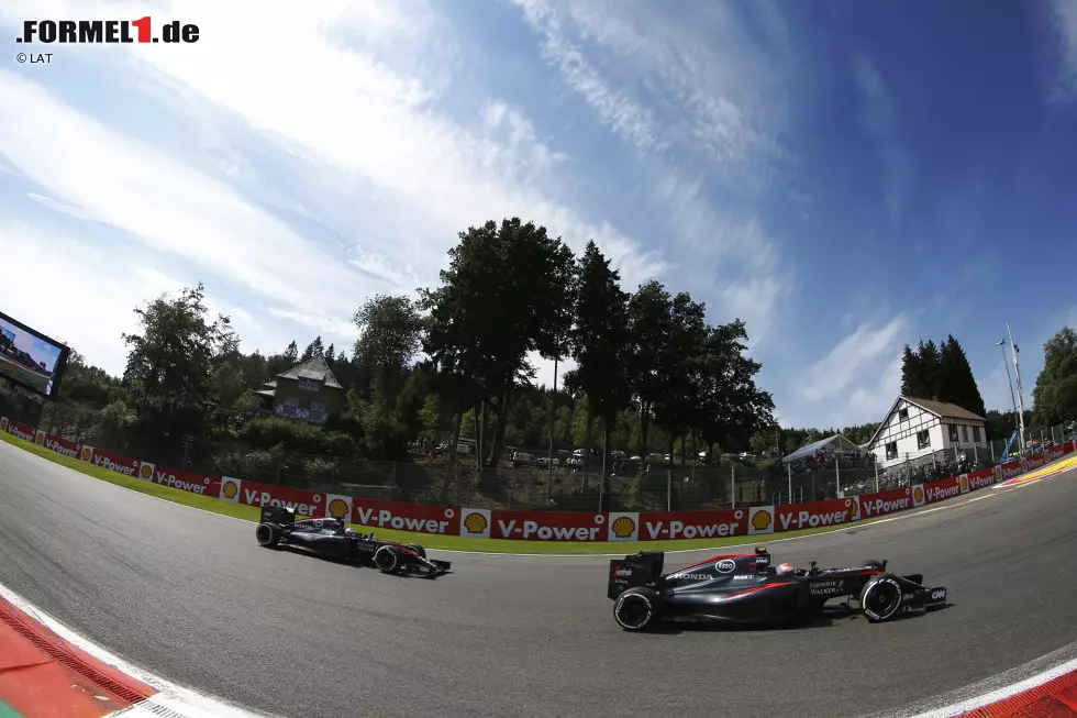 Foto zur News: Jenson Button (McLaren) und Fernando Alonso (McLaren)
