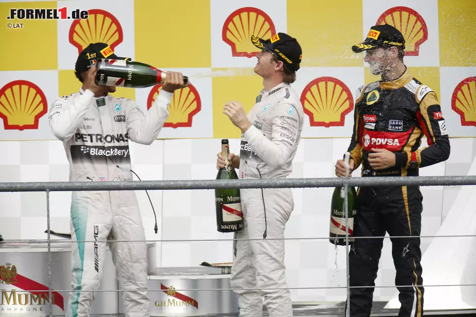 Foto zur News: Lewis Hamilton (Mercedes), Nico Rosberg (Mercedes) und Romain Grosjean (Lotus)