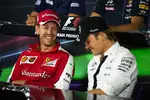 Foto zur News: Sebastian Vettel (Ferrari) und Nico Rosberg (Mercedes)