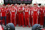 Foto zur News: Marc Gene (Nissan), Maurizio Arrivabene, Sebastian Vettel (Ferrari), Esteban Gutierrez und Kimi Räikkönen (Ferrari)