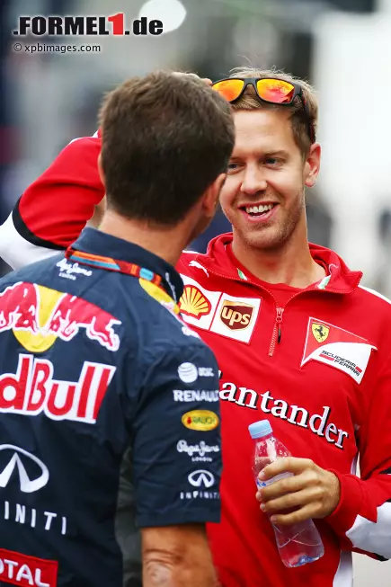 Foto zur News: Christian Horner und Sebastian Vettel (Ferrari)