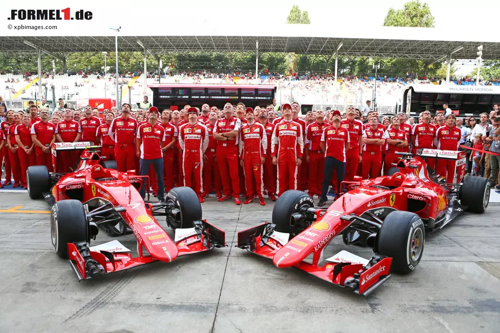 Foto zur News: Marc Gene (Nissan), Maurizio Arrivabene, Sebastian Vettel (Ferrari), Esteban Gutierrez, Giancarlo Fisichella und Kimi Räikkönen (Ferrari)