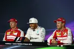 Foto zur News: Lewis Hamilton (Mercedes), Sebastian Vettel (Ferrari) und Kimi Räikkönen (Ferrari)