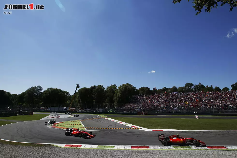 Foto zur News: Kimi Räikkönen (Ferrari) und Sebastian Vettel (Ferrari)