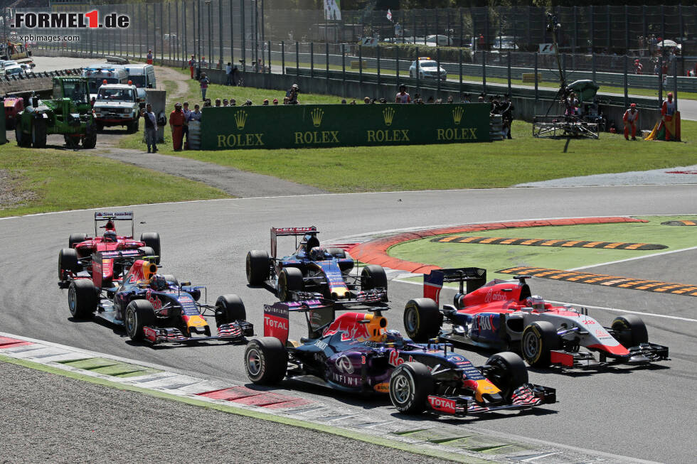 Foto zur News: Daniel Ricciardo (Red Bull) und Will Stevens (Manor-Marussia)