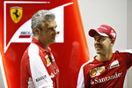 Foto zur News: Sebastian Vettel und Maurizio Arrivabene (Ferrari)