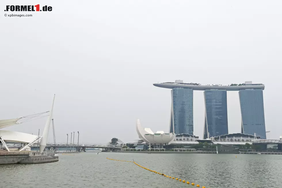 Foto zur News: Marina Bay Sands Hotel mit Pool auf der Dachterasse