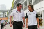 Foto zur News: Eric Boullier und Fernando Alonso (McLaren)