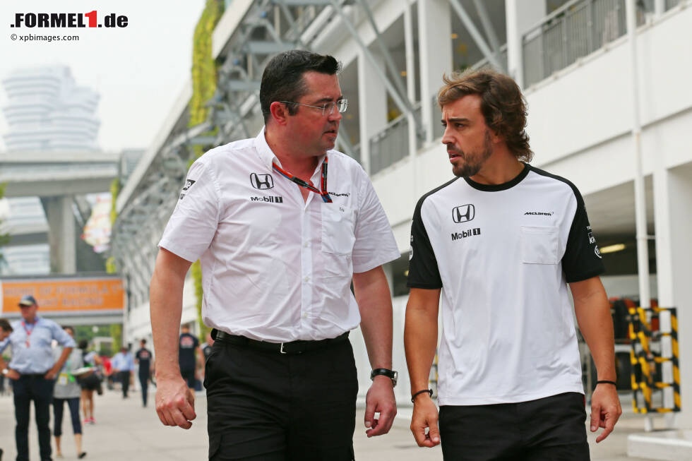 Foto zur News: Eric Boullier und Fernando Alonso (McLaren)