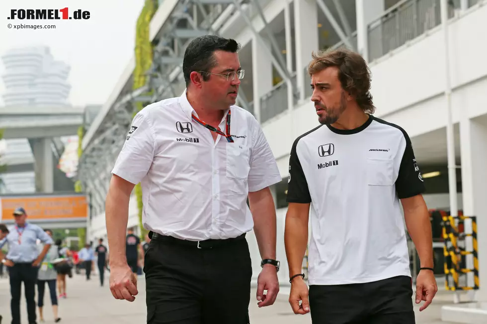 Foto zur News: Eric Boullier und Fernando Alonso (McLaren)