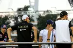 Foto zur News: Pastor Maldonado (Lotus) und Jenson Button (McLaren)