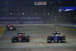 Foto zur News: Jenson Button (McLaren) und Marcus Ericsson (Sauber)