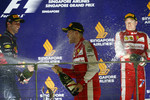 Foto zur News: Sebastian Vettel (Ferrari), Daniel Ricciardo (Red Bull) und Kimi Räikkönen (Ferrari)