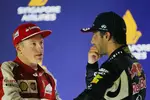 Foto zur News: Daniel Ricciardo (Red Bull) und Kimi Räikkönen (Ferrari)