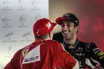 Foto zur News: Daniel Ricciardo (Red Bull) und Kimi Räikkönen (Ferrari)