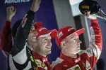 Foto zur News: Daniel Ricciardo (Red Bull), Sebastian Vettel (Ferrari) und Kimi Räikkönen (Ferrari)