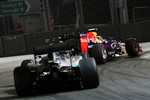 Foto zur News: Daniil Kwjat (Red Bull) und Lewis Hamilton (Mercedes)