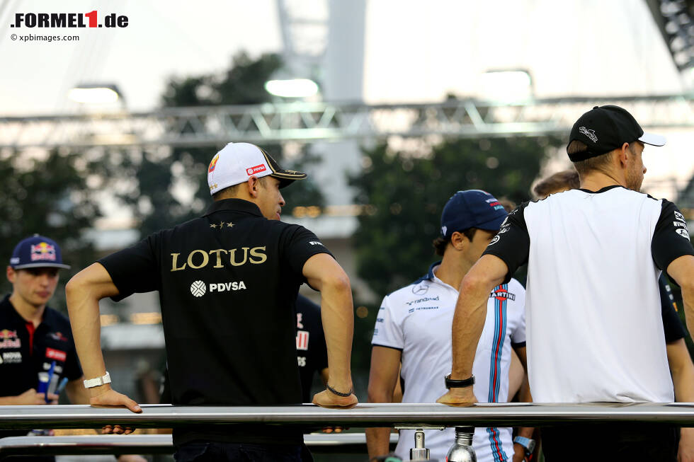 Foto zur News: Pastor Maldonado (Lotus) und Jenson Button (McLaren)