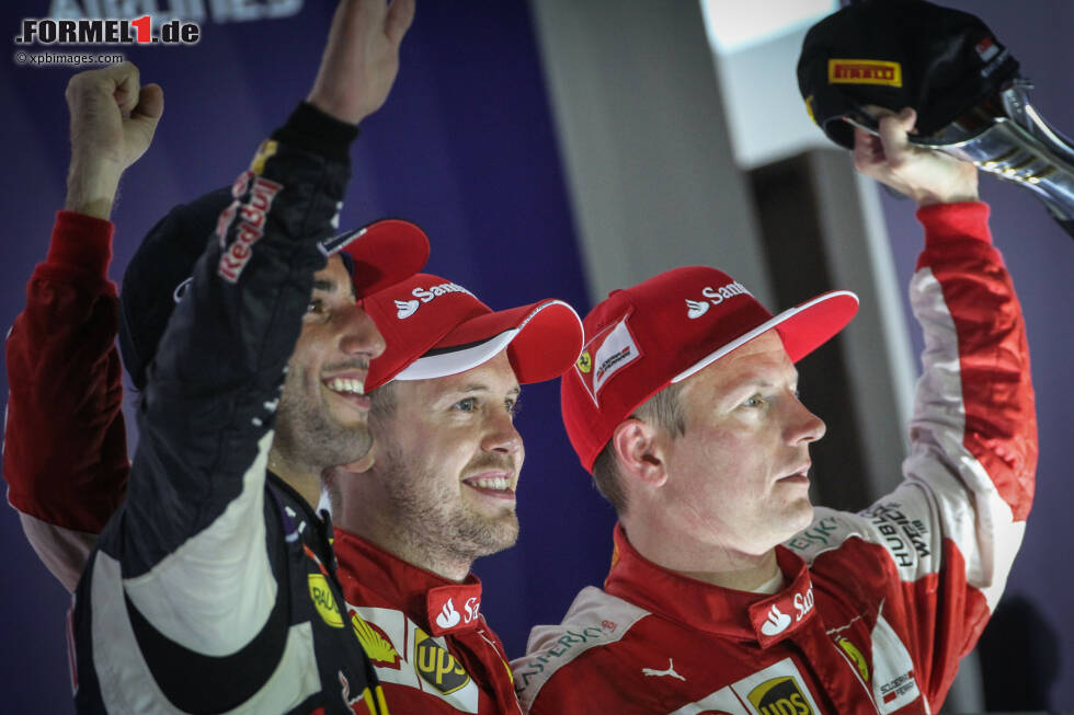 Foto zur News: Daniel Ricciardo (Red Bull), Sebastian Vettel (Ferrari) und Kimi Räikkönen (Ferrari)