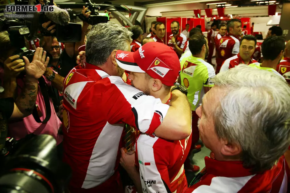 Foto zur News: Sebastian Vettel (Ferrari) und Maurizio Arrivabene