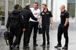 Foto zur News: Romain Grosjean (Lotus) und Eric Boullier (McLaren)