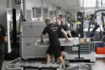 Foto zur News: Lotus räumt verspätet das Equipment ein