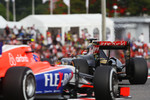 Foto zur News: Pastor Maldonado (Lotus) und Alexander Rossi (Manor-Marussia)