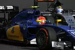 Foto zur News: Felipe Nasr (Sauber) und Sergio Perez (Force India)