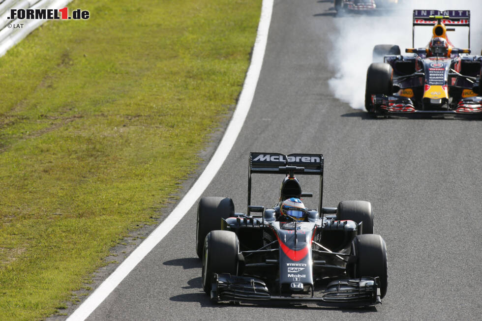 Foto zur News: Daniil Kwjat (Red Bull) und Fernando Alonso (McLaren)
