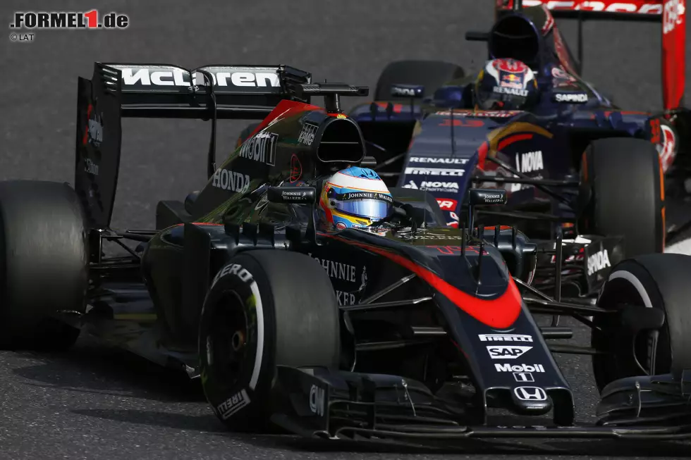 Foto zur News: Fernando Alonso (McLaren) und Max Verstappen (Toro Rosso)