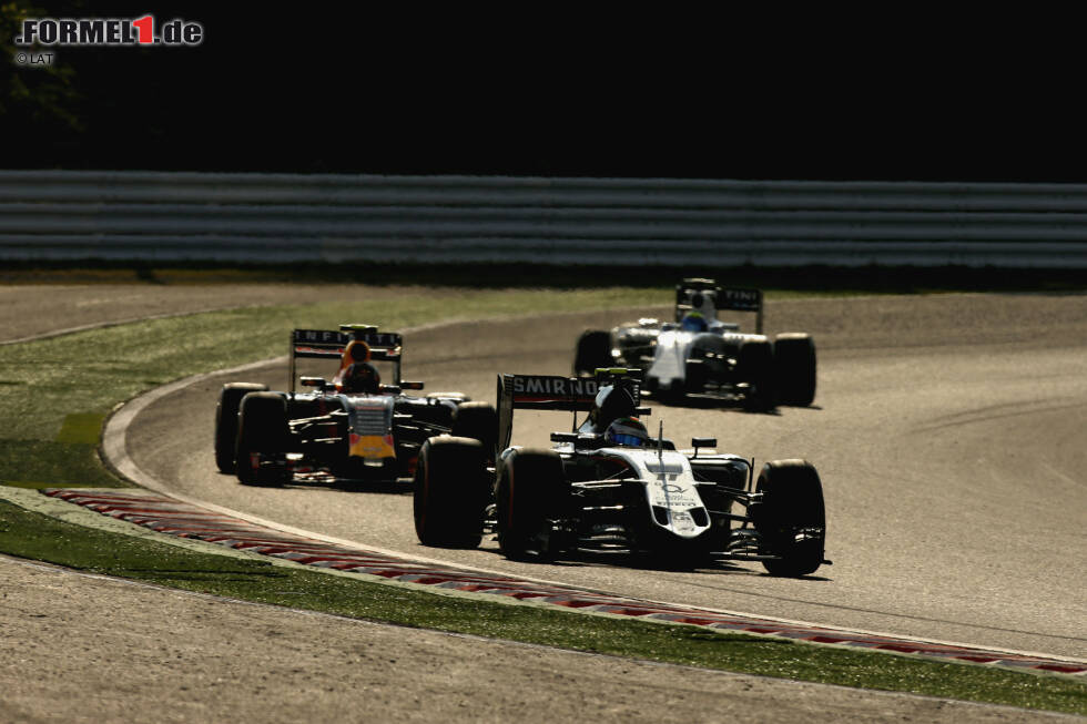 Foto zur News: Sergio Perez (Force India) und Daniil Kwjat (Red Bull)