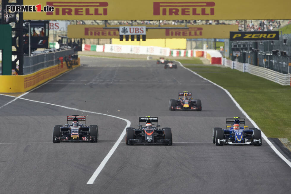 Foto zur News: Max Verstappen (Toro Rosso), Felipe Nasr (Sauber) und Jenson Button (McLaren)