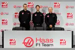 Foto zur News: Teamchef Günther Steiner, Romain Grosjean und Teambesitzer Gene Haas