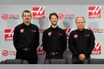 Foto zur News: Teamchef Günther Steiner, Romain Grosjean und Teambesitzer Gene Haas