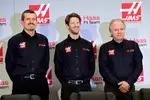 Foto zur News: Teamchef Günther Steiner, Romain Grosjean und Teambesitzer Gene Haas