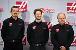 Foto zur News: Teamchef Günther Steiner, Romain Grosjean und Teambesitzer Gene Haas