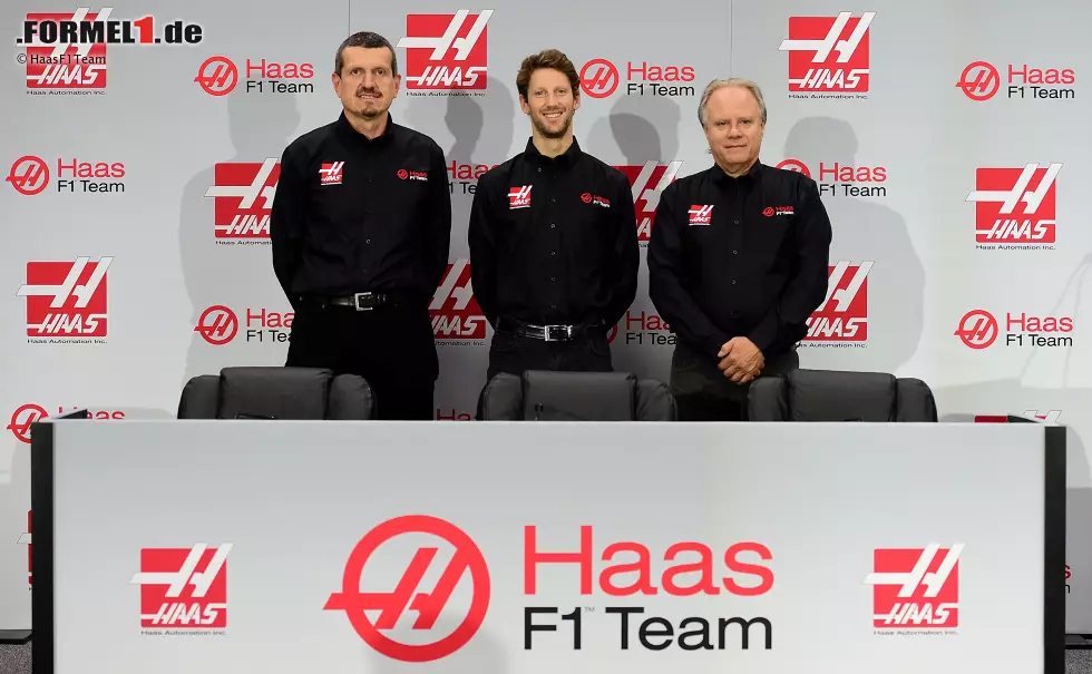 Foto zur News: Teamchef Günther Steiner, Romain Grosjean und Teambesitzer Gene Haas