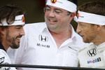 Foto zur News: Fernando Alonso (McLaren), Eric Boullier und Jenson Button (McLaren)