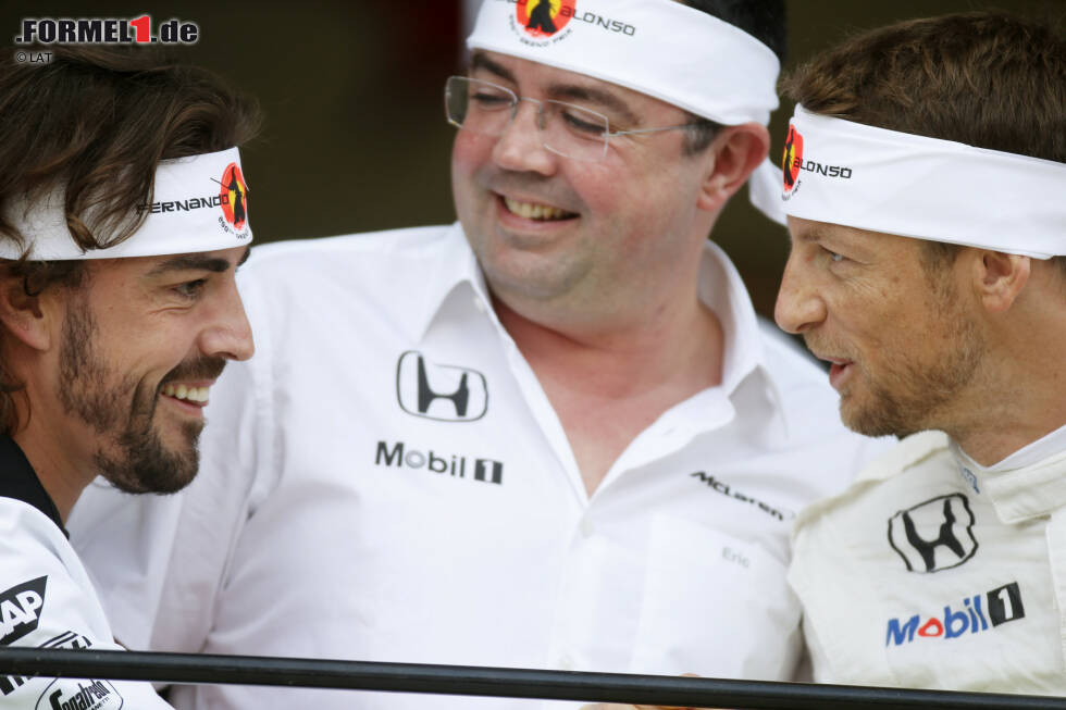 Foto zur News: Fernando Alonso (McLaren), Eric Boullier und Jenson Button (McLaren)