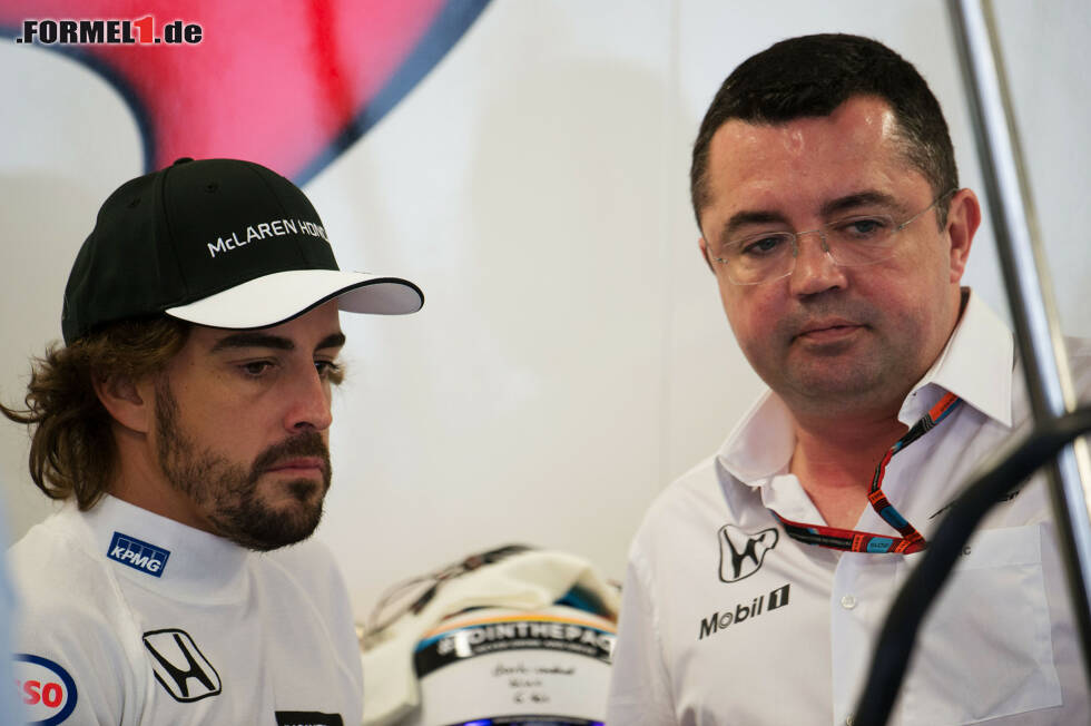Foto zur News: Alonso und Boullier haben offenbar andere Geprächsthemen als die Gesundheit. Wir blicken auf die vier großen Unfälle seiner Karriere zurück.