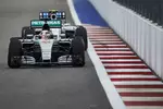 Foto zur News: Lewis Hamilton (Mercedes) und Valtteri Bottas (Williams)