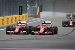 Foto zur News: Sebastian Vettel (Ferrari) und Kimi Räikkönen (Ferrari)