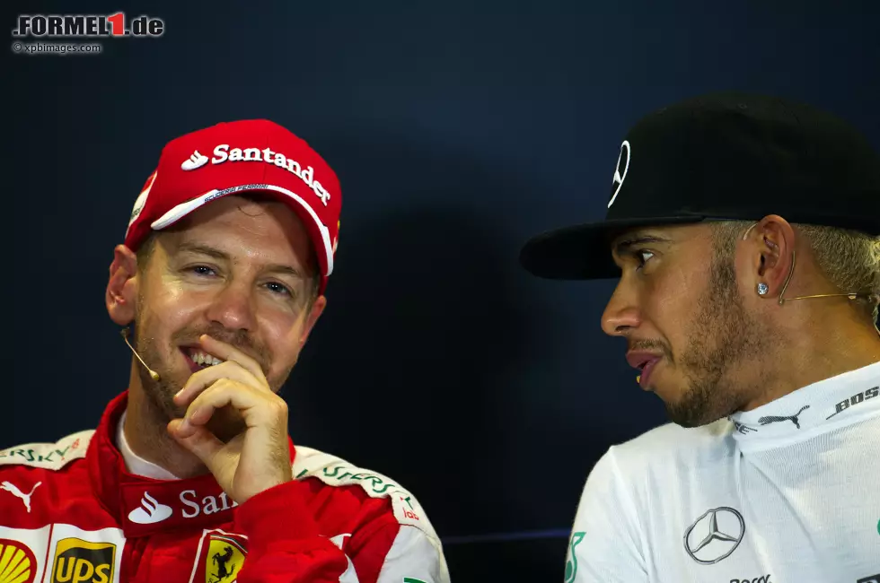 Foto zur News: Sebastian Vettel (Ferrari) und Lewis Hamilton (Mercedes)