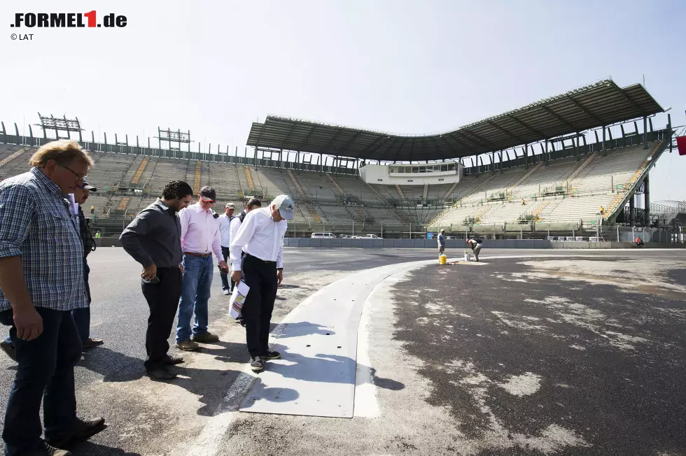 Foto zur News: FIA-Rennleiter Charlie Whiting inspiziert die Strecke in Mexiko-Stadt