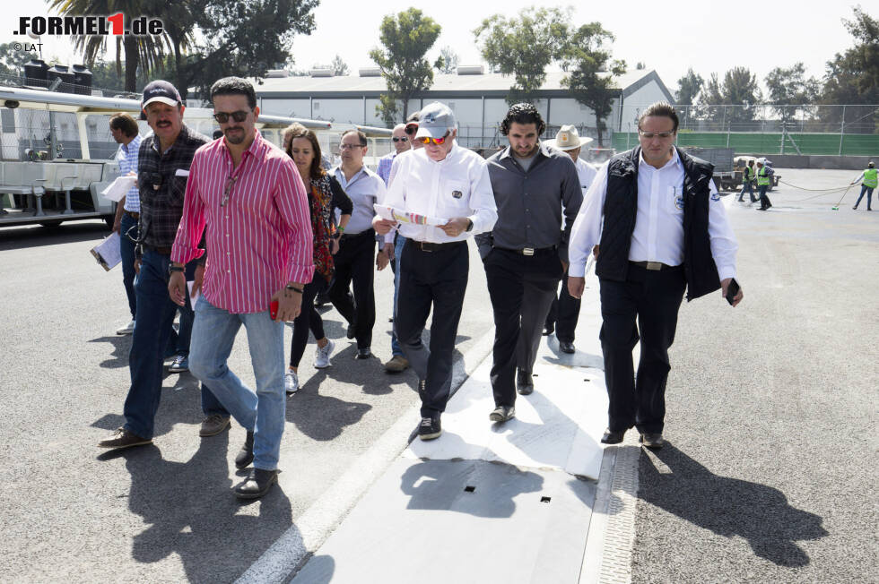 Foto zur News: FIA-Rennleiter Charlie Whiting inspiziert die Strecke in Mexiko-Stadt