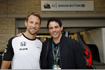Foto zur News: Jenson Button (McLaren) und Schauspieler James Marsden